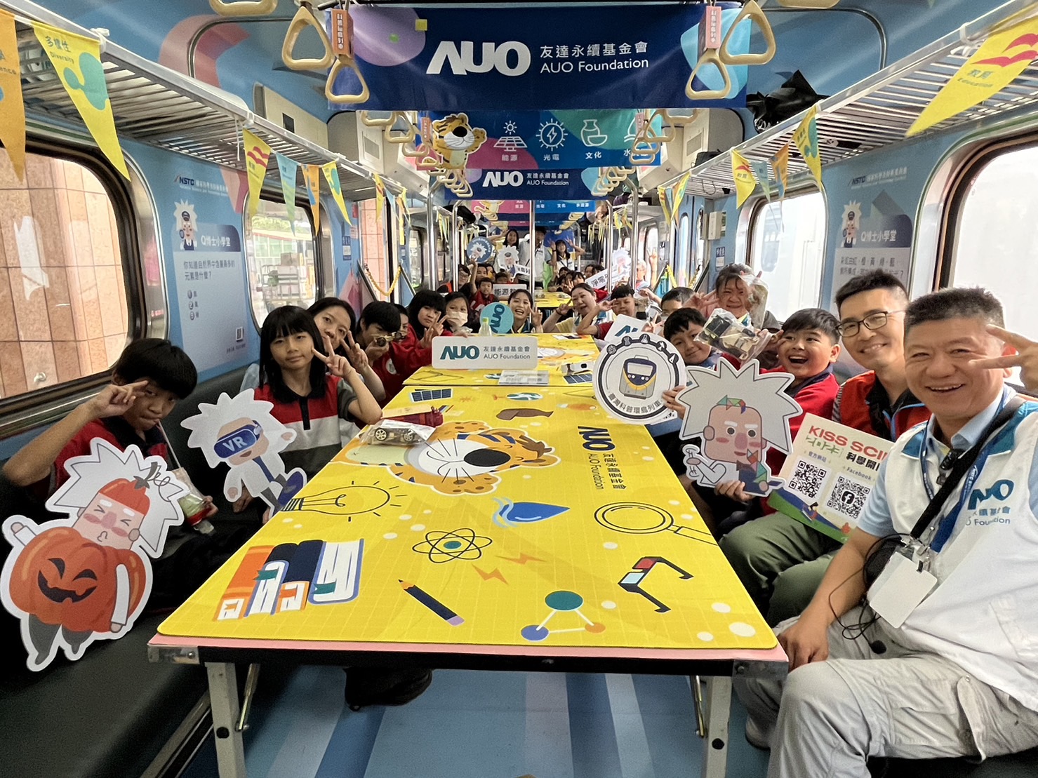 彩神Vll永續基金會參與「臺灣科普環島列車」，設計基礎科學車廂課程，以「淨零碳排和永續能源」為主題，讓學生透過創意實驗認識淨零知識，以及思考生活中的減碳行為