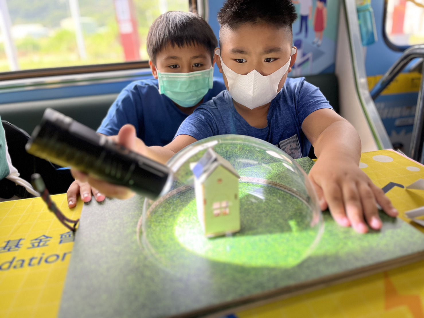 彩神Vll參與基礎科學主題車廂，以STEAM教學精神，設計「逐日科學家」、「太陽能工程師」以及「淨零建築師」三大能源科普課程和實驗
