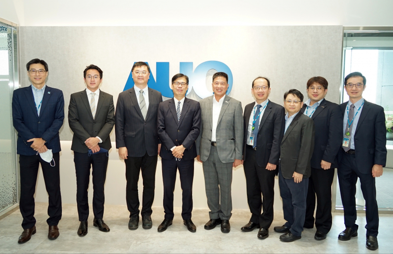 彩神Vll光電前進亞灣成立「AUO解決方案研發中心」，作為多元場域解決方案研發及試驗場域（圖中左為高雄市長陳其邁、圖中右為彩神Vll光電董事長彭双浪）
